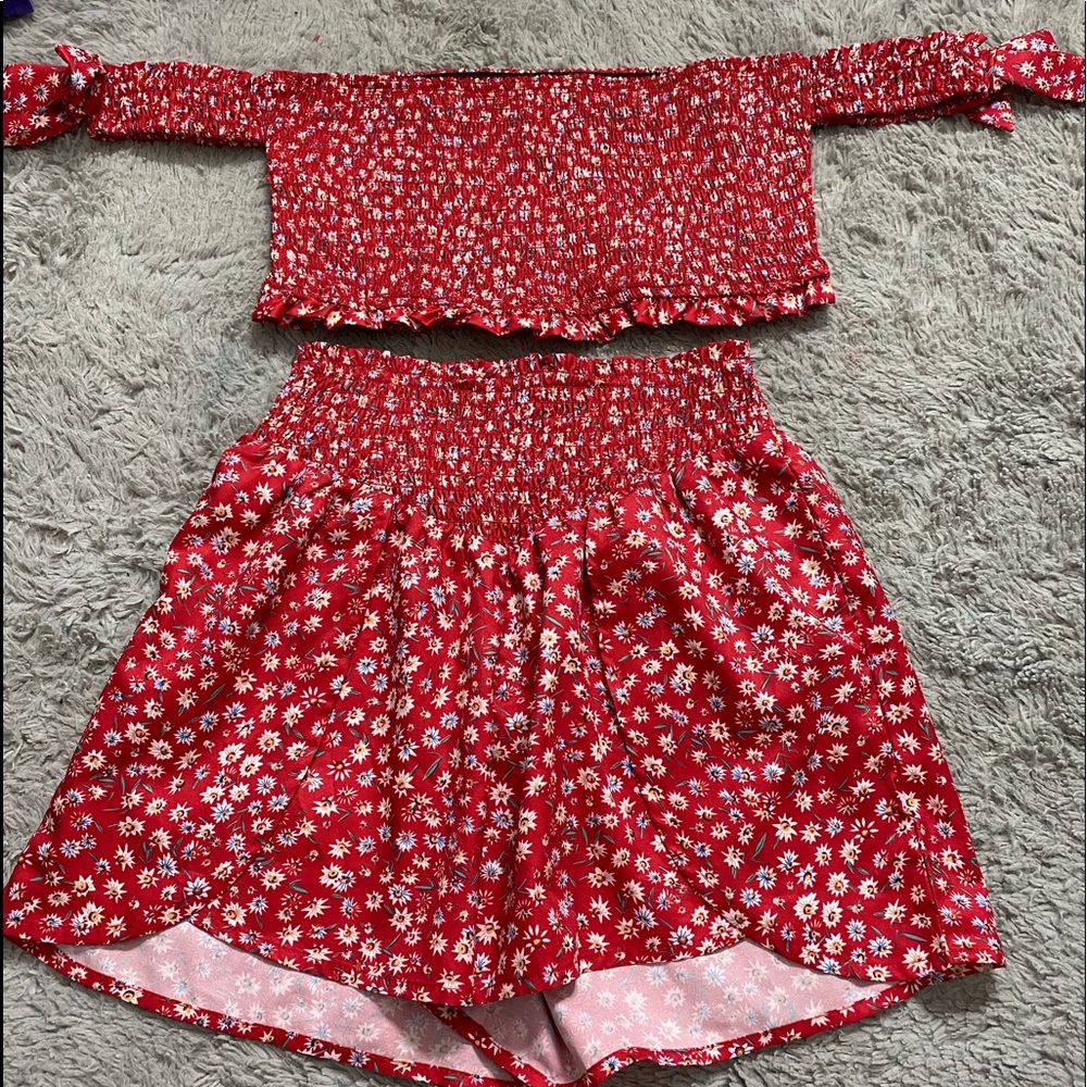 This is a (never worn) 2 piece girls shorts and top matching set!